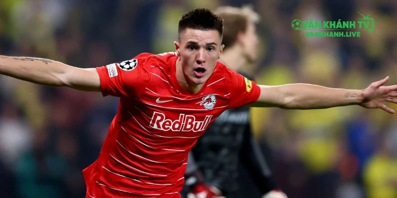 Benjamin Sesko gia nhập Manchester United với mức phí chuyển nhượng lên đến 74 triệu bảng.